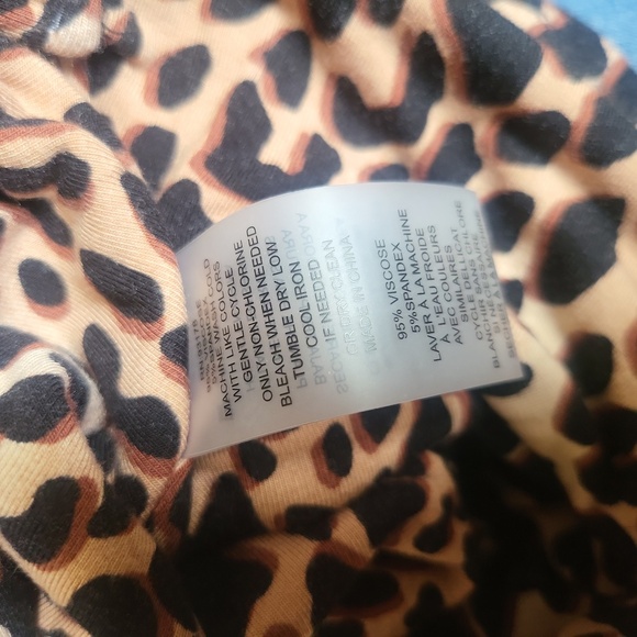 Elie Tahari Leopard Print Pullover Cinch Front V Neck Top - Picture 7 of 7